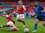 bek-italia-leonardo-spinazzola-berebut-bola.jpg