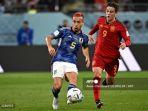 bek-jepang-05-yuto-nagatomo-kiri-dan-gelandang-spanyol-09-gavi.jpg