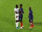 bek-jerman-antonio-ruediger-kiri-disambut-oleh-gelandang-prancis-paul-pogba-tengah.jpg