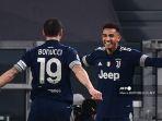 bek-juventus-asal-brasil-danilo-kanan-merayakan-kemenangan-bersama-bonucci.jpg