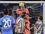 bek-juventus-italia-giorgio-chiellini-tengah-melakukan-pelanggaran-di-area-penalti.jpg