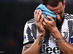 bek-juventus-leonardo-bonucci-menyeka-wajahnya-menggunakan-kantong-es.jpg