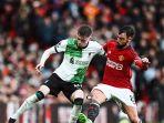 bek-kanan-liverpool-conor-bradley-menghalau-bola-dari-gelandang-mu.jpg