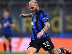 bek-kiri-inter-milan-fedrerico-dimarco-berusaha-menendang-bola.jpg