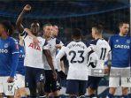 bek-kolombia-tottenham-hotspur-davinson-sanchez-2l-merayakan-bersama-rekan-setimnya.jpg