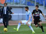 bek-lazio-mateo-musacchio-kiri-memperebutkan-bola-dengan-gelandang-sampdoria-antonio-candreva.jpg