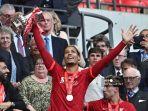 bek-liverpool-asal-belanda-virgil-van-dijk-merayakan-trofi-piala-fa.jpg