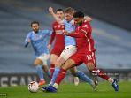 bek-liverpool-joe-gomez-kanan-berduel-dengan-gelandang-manchester-city-kevin-de-bruyne-tengah.jpg