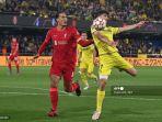 bek-liverpool-virgil-van-dijk-kiri-bersaing-dengan-pemain-villarreal-gerard-moreno.jpg
