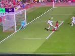 bek-liverpool-virgil-van-dijk-menyundul-bola.jpg