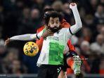 bek-luton-town-02-gabriel-osho-belakang-berusaha-merebut-bola-dari-striker-liverpool.jpg