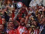 bek-luton-town-sonny-bradley-mengangkat-trofi.jpg
