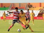 bek-madura-united-fachruddin-aryanto-berduel-dengan-penyerang-sriwijaya-fc-beto-goncalves_20180407_174232.jpg