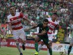 bek-madura-united-saat-tampil-di-leg-pertama-semifinal-piala-presiden-2019.jpg