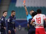 bek-manchester-city-inggris-kyle-walker-dikartu-merah-oleh-wasit-swiss-sandro-schaerer.jpg
