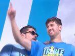 bek-manchester-city-john-stones-tampak-menikmati-chant.jpg