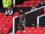 bek-manchester-united-harry-maguire-berjalan-keluar-dengan-kruk-untuk-menonton-laga.jpg