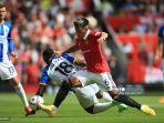bek-manchester-united-lisandro-martinez-berebut-bola-dengan-danny-welbeck.jpg