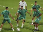 bek-maroko-achraf-hakimi-tengah-dan-rekan-satu-timnya-mengikuti-sesi-latihan.jpg