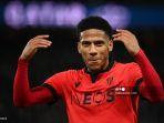 bek-nice-jean-clair-todibo-bereaksi-selama-pertandingan-sepak-bola.jpg