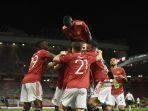 bek-pantai-gading-manchester-united-eric-bailly-atas-melompat-untuk-merayakan-gol.jpg