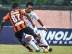 bek-persebaya-m-irvan-febrianto-dan-gelandang-perseru-makarius-fredik-suruan_20180731_154948.jpg