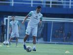 bek-persib-bandung-eriyanto-saat-menjalani-sesi-latihan.jpg