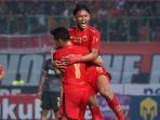 bek-persija-jakarta-akbar-arjunsyah-meminta-gendong-rekannya.jpg
