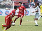 bek-persija-jakarta-muhammad-ferarri-41-melindungi-bola-dari-kejaran-winger-bali-united.jpg