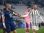 bek-portugal-fc-porto-pepe-kiri-mengenakan-plester.jpg