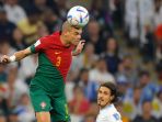 bek-portugal-pepe-hadang-edinson-cavani_20221129_022556.jpg