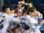 bek-prancis-real-madrid-ferland-mendy-cr-merayakan-bersama-rekan-setimnya.jpg
