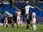 bek-prancis-real-madrid-raphael-varane-kanan-menyundul-bola-saat-lawan-gladbach.jpg