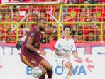 bek-psm-makassar-yuran-fernandes-berduel-dengan-winger-persis.jpg