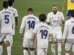 bek-real-madrid-alvaro-odriozola-3rdr-merayakan-dengan-karim-benzema-2ndr.jpg