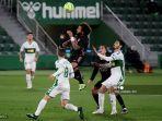 bek-real-madrid-brazil-marcelo-tengah-menyundul-bola-antara-bek-elche.jpg