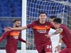 bek-roma-roger-ibanez-tengah-merayakan-gol-ke-gawang-cluj.jpg