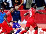 bek-sayap-timnas-kanada-alphonso-davies-depan-merayakan-gol-bersama-rekan-rekannya.jpg