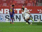bek-sevilla-jules-kounde-melakukan-selebrasi-setelah-mencetak-gol-ke-gawang-barcelona.jpg