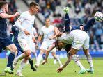 bek-skotlandia-liam-cooper-kanan-atas-bentrok-dengan-penyerang-republik-ceko-patrik-schick.jpg