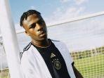 bek-southampton-armel-bella-kotchap-mengenakan-jersey-home-timnas-jerman.jpg