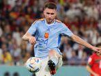 bek-spanyol-24-aymeric-laporte-mengontrol-bola.jpg