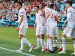 bek-spanyol-aymeric-laporte-24-dan-rekan-satu-timnya-merayakan-mencetak-gol.jpg