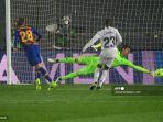 bek-spanyol-barcelona-oscar-mingueza-kiri-mencetak-gol-ke-gawang-courtois.jpg