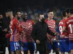 bek-spanyol-granada-victor-diaz-3rdl-rekan-satu-tim-merayakan-babak-32-besar-liga-eropa.jpg