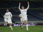 bek-spanyol-leeds-united-diego-llorente-merayakan-gol-penyama-kedudukan.jpg