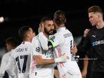 bek-spanyol-real-madrid-sergio-ramos-mengucapkan-selamat-kepada-benzema.jpg