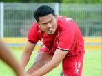 bek-sriwijaya-fc-hamdan-zamzani-melakukan-pemanasan.jpg