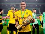 bek-swiss-manuel-akanji-memperoleh-piala-bersama-borussia-dortmund.jpg