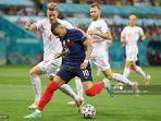 bek-swiss-nico-elvedi-kiri-berebut-bola-dengan-kylian-mbappe-di-babak-16-besar-uefa-euro-2020.jpg